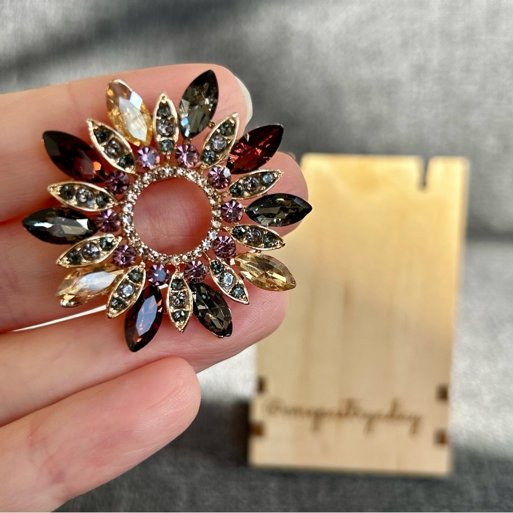 Sparkly, Multicolored Gemstone Wreath Circle Fashion Brooch Pin, Purple, Gold - Picture 4 of 17